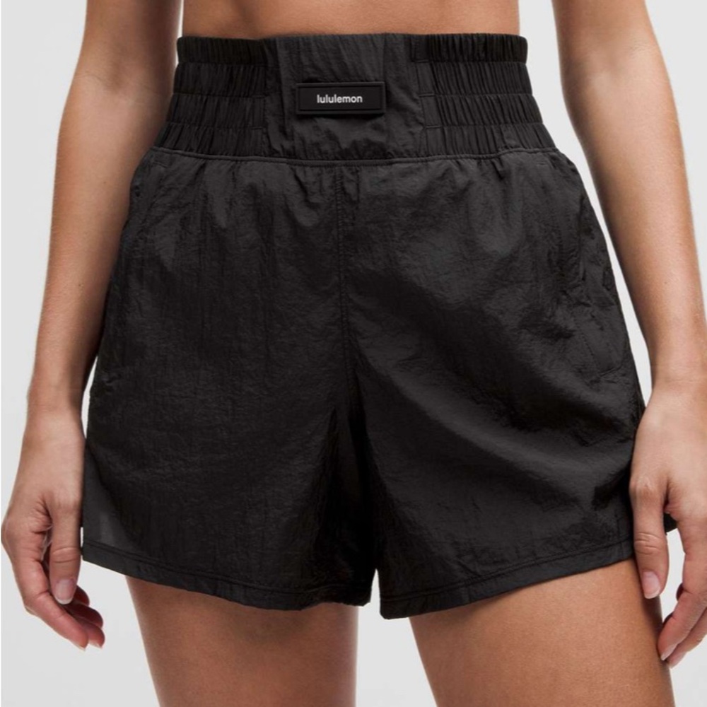 Lululemon Lightweight Super-High-Rise Training Short 4"
Black size 4